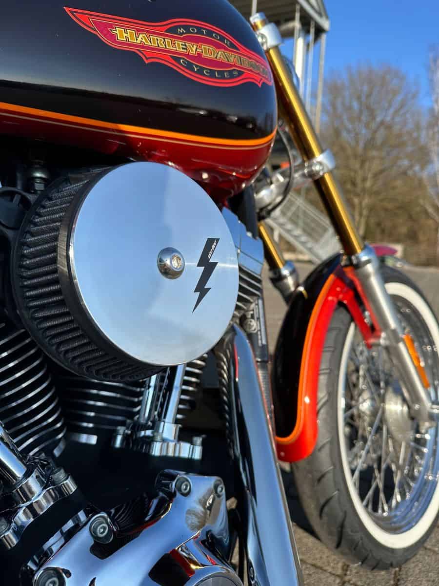 Harley-Davidson Motorrad mit rotem Tank und goldenen Gabeln in Fulda.