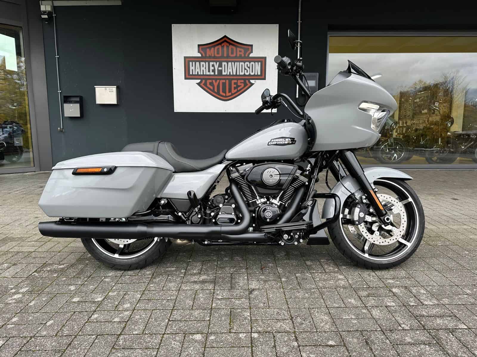 Harley-Davidson Touring-Motorrad vor H-D® YOUR BIKE HOUSE in Fulda.