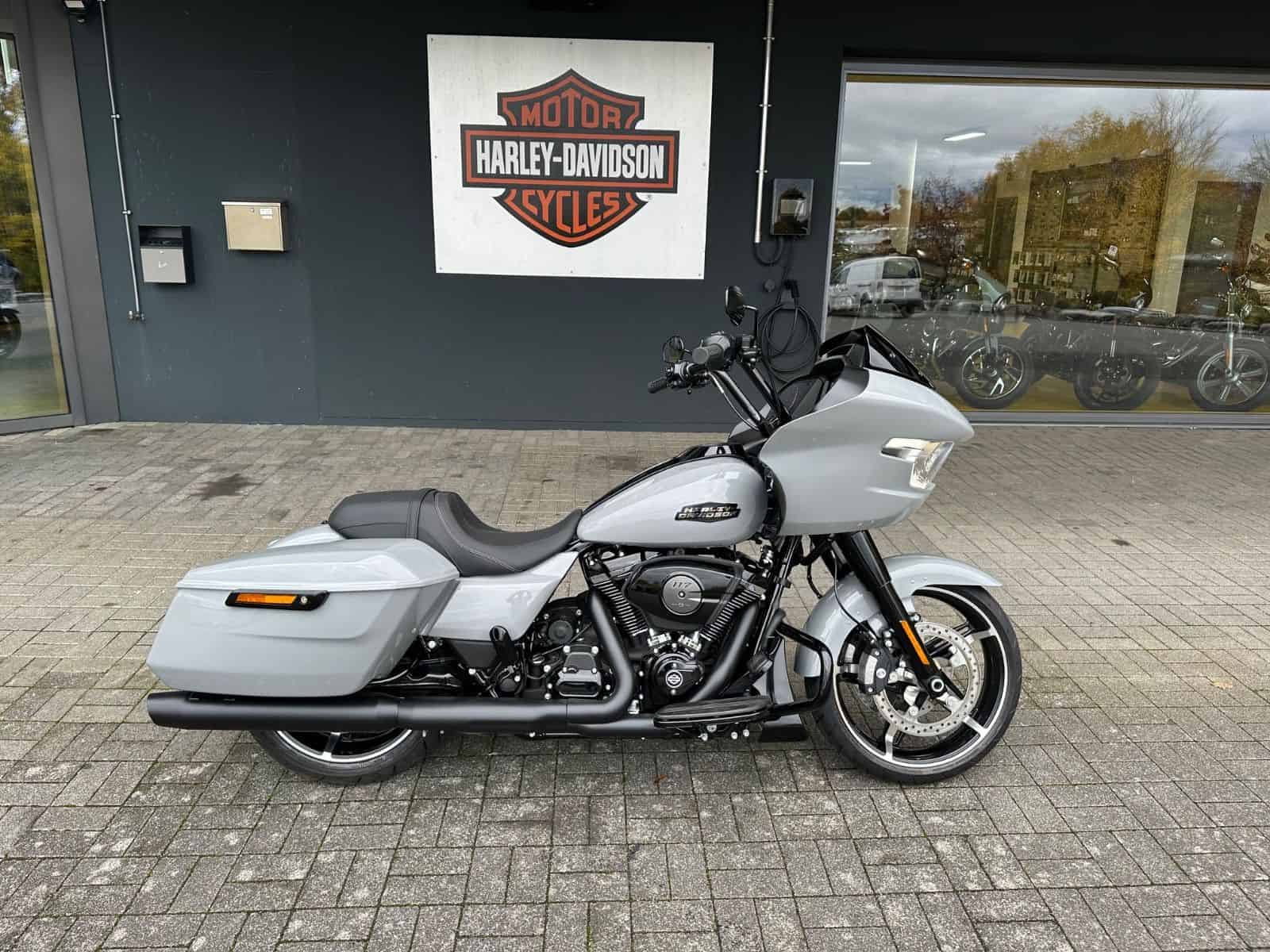 Harley-Davidson Touring-Motorrad vor H-D® YOUR BIKE HOUSE in Fulda.