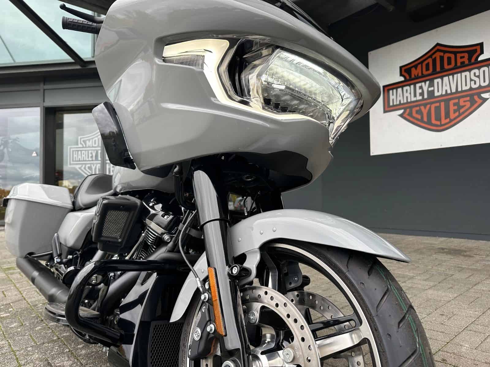 Harley-Davidson Touring-Motorrad vor Harley-Händler in Fulda.