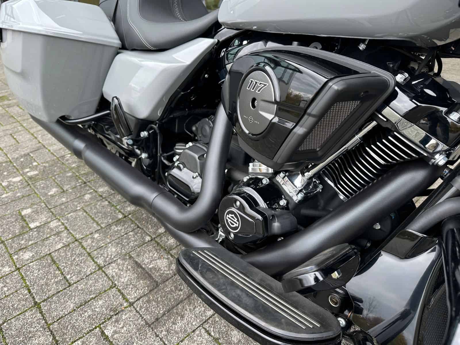 Harley-Davidson Motorrad mit V-Twin Motor und schwarzen Auspuffrohren.