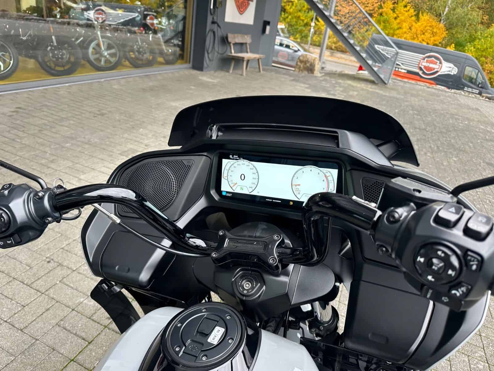 Harley-Davidson Touring-Motorrad Cockpit mit digitalem Display und Lenker.
