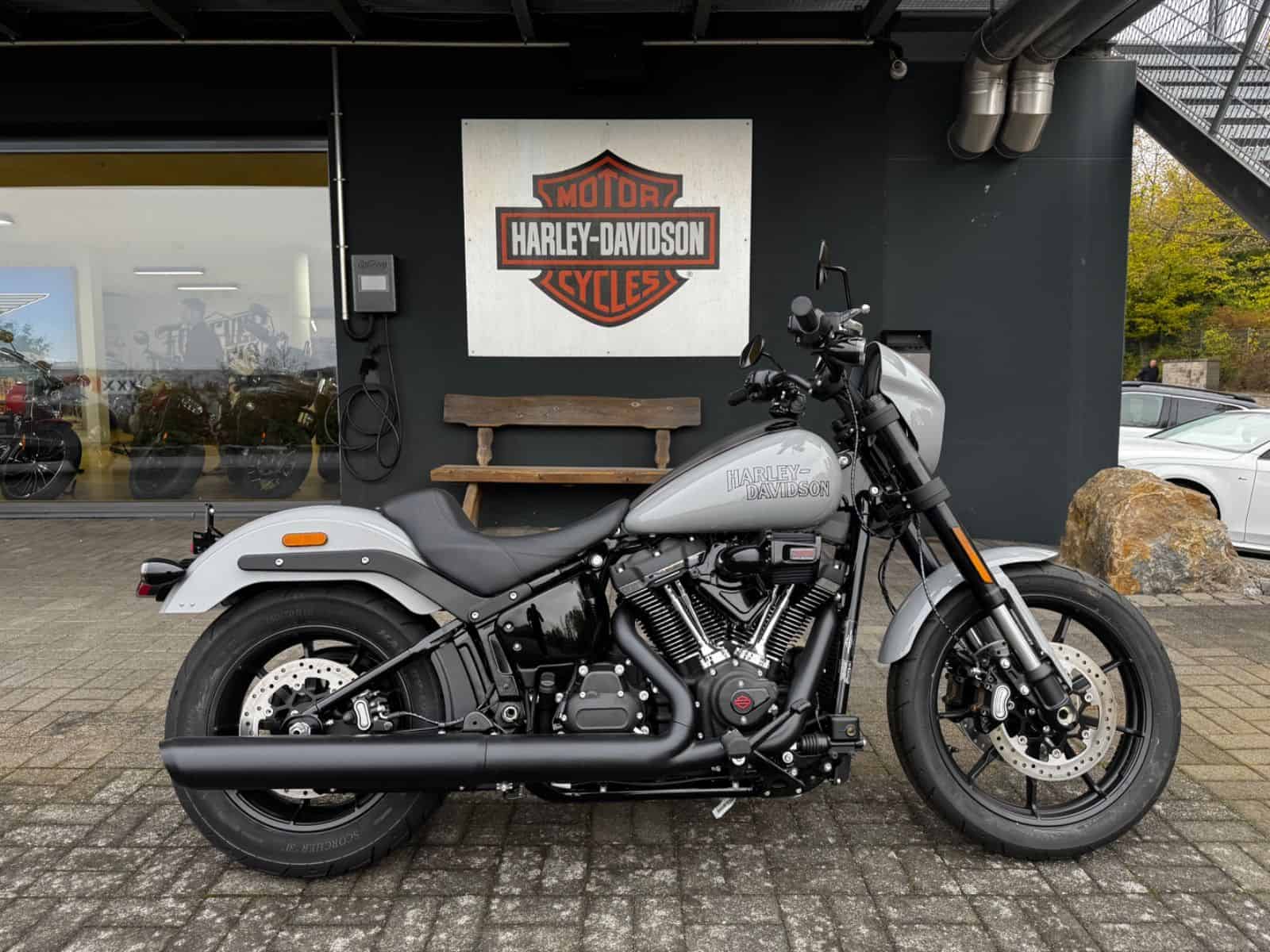 Harley-Davidson Fat Bob vor dem H-D® YOUR BIKE HOUSE in Fulda.