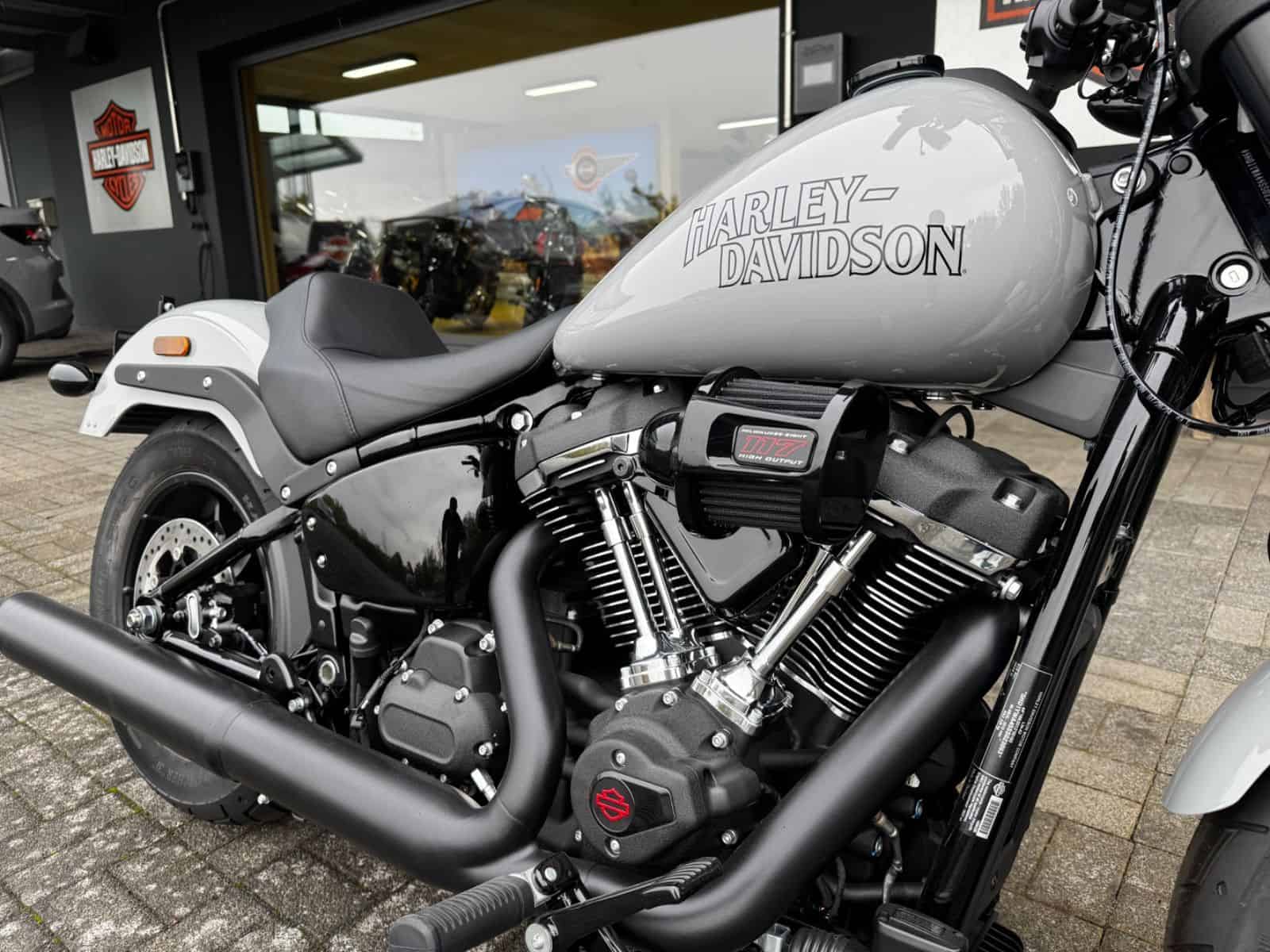 Harley-Davidson Motorrad vor Harley-Davidson Händler in Fulda.