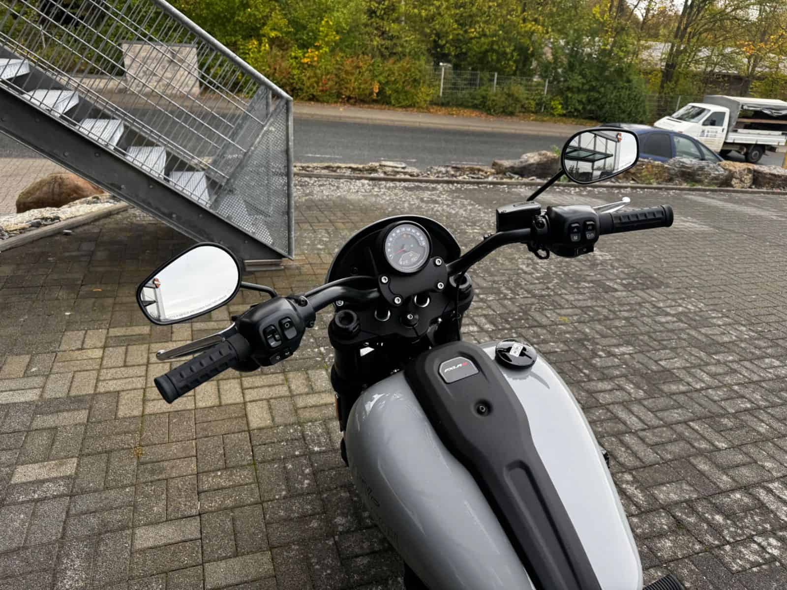 Harley-Davidson Motorrad vor H-D® YOUR BIKE HOUSE in Fulda.