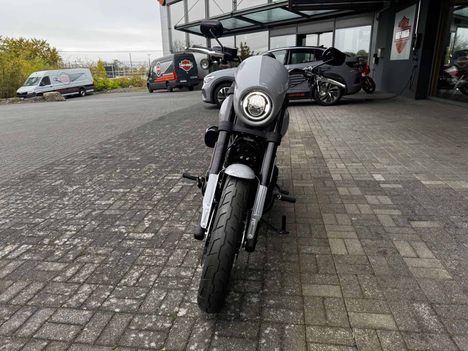 Harley-Davidson Motorrad vor Harley-Händler in Fulda.
