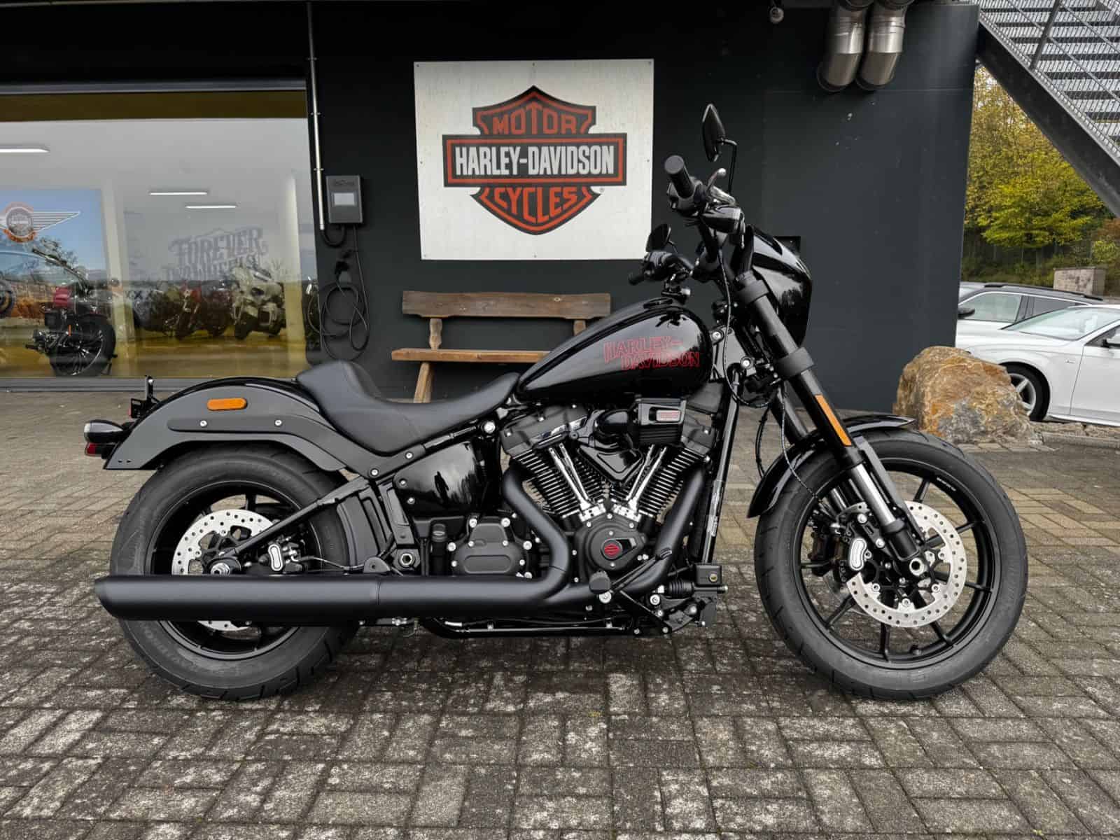Harley-Davidson Softail Slim in Schwarz vor H-D® YOUR BIKE HOUSE Fulda.