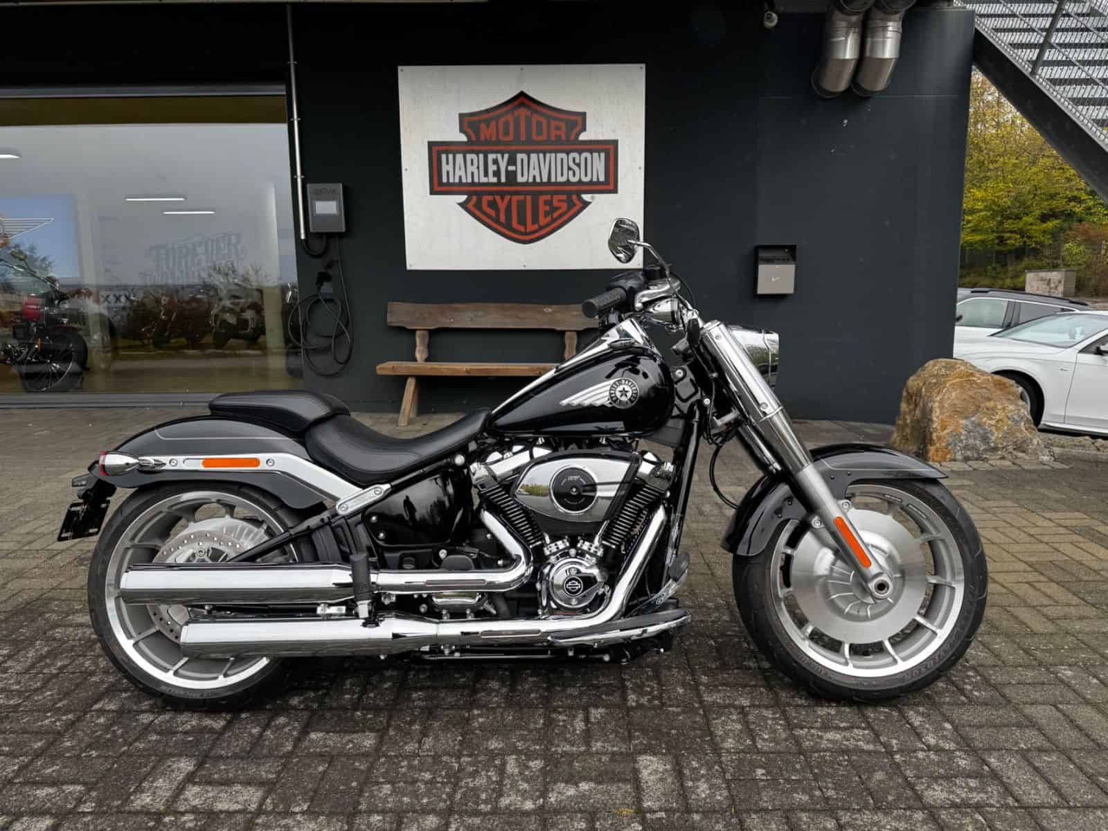 Harley-Davidson Softail Fat Boy vor Harley-Store in Fulda.