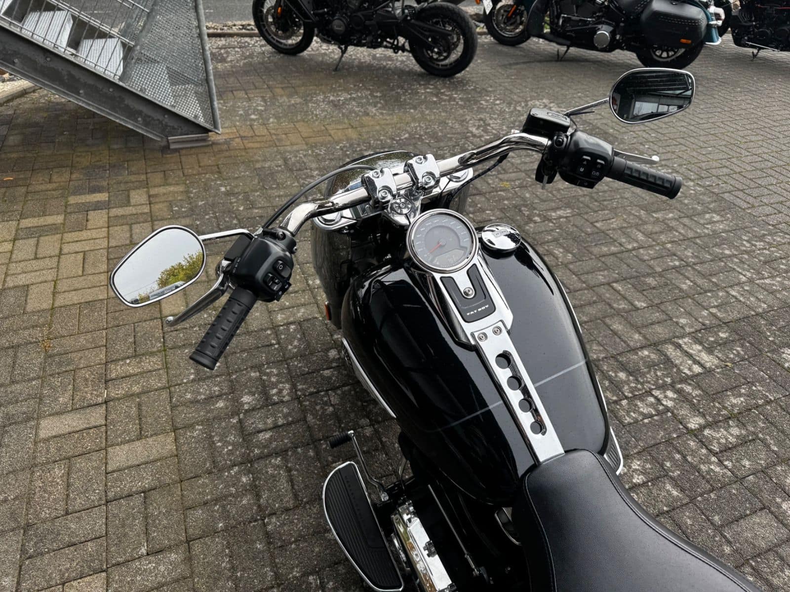 Harley-Davidson Motorrad vor H-D® YOUR BIKE HOUSE in Fulda.