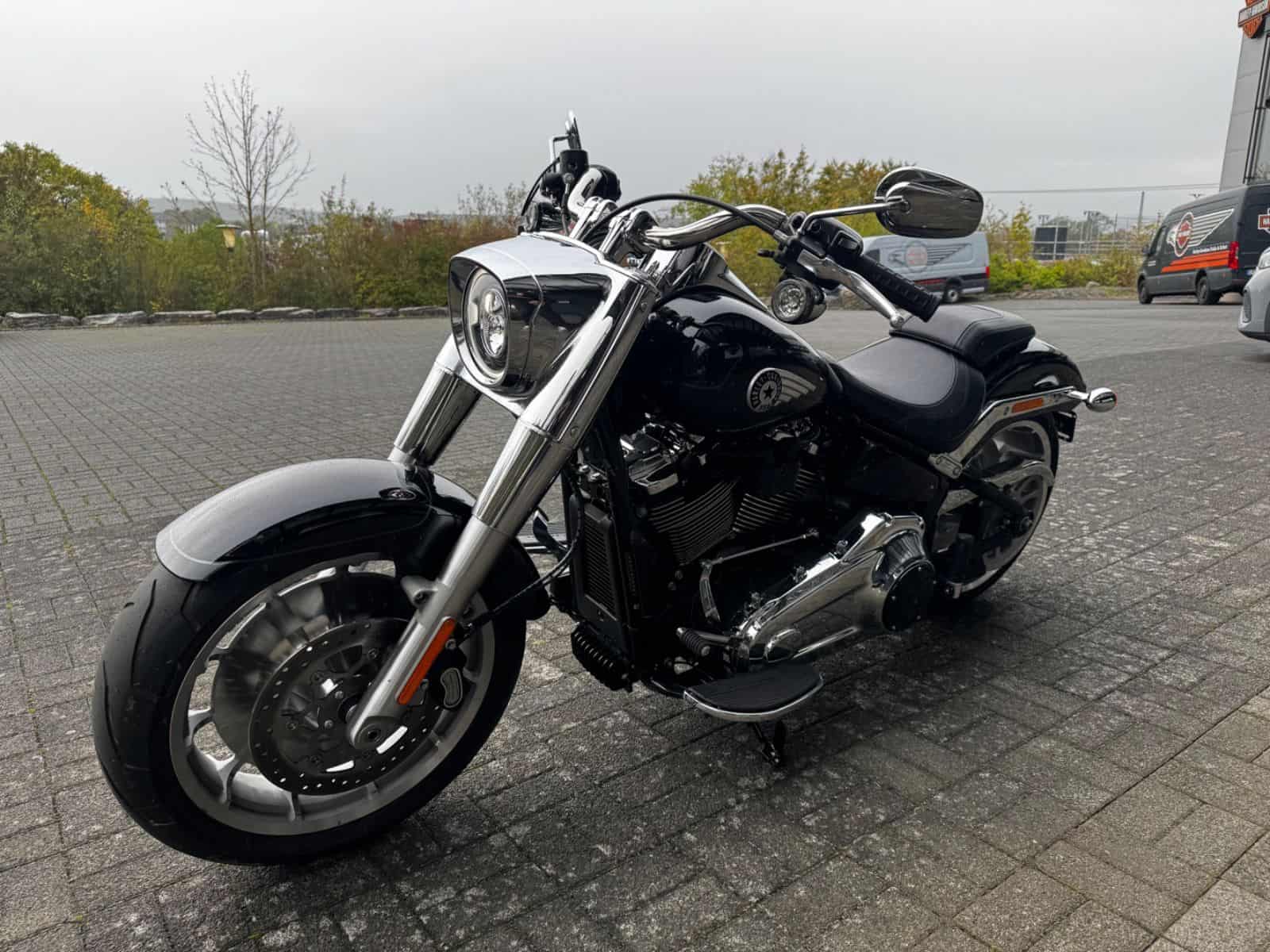 Harley-Davidson Softail Standard vor Händler in Fulda, Deutschland.