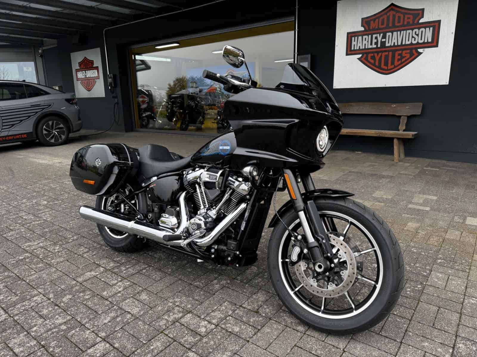 Harley-Davidson Touring-Motorrad vor H-D® YOUR BIKE HOUSE in Fulda.