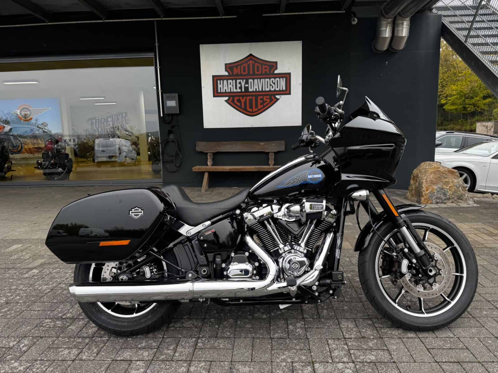 Harley-Davidson Touring-Motorrad vor Harley-Store in Fulda.