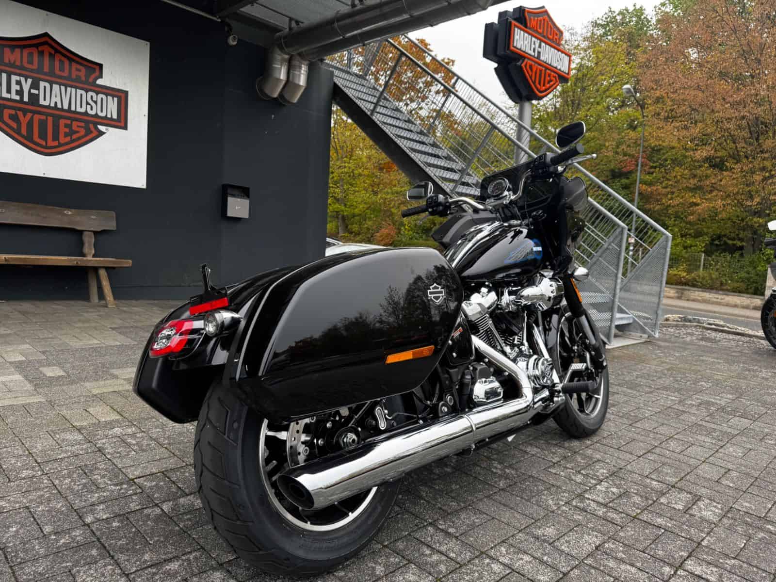 Harley-Davidson Motorrad vor Harley-Shop in Fulda, Deutschland.