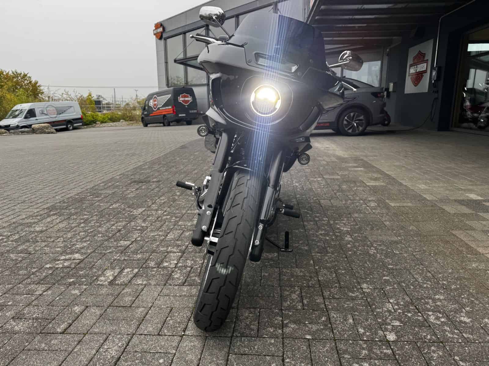 Harley-Davidson Motorrad vor Harley-Händler in Fulda, H-D® YOUR BIKE HOUSE.
