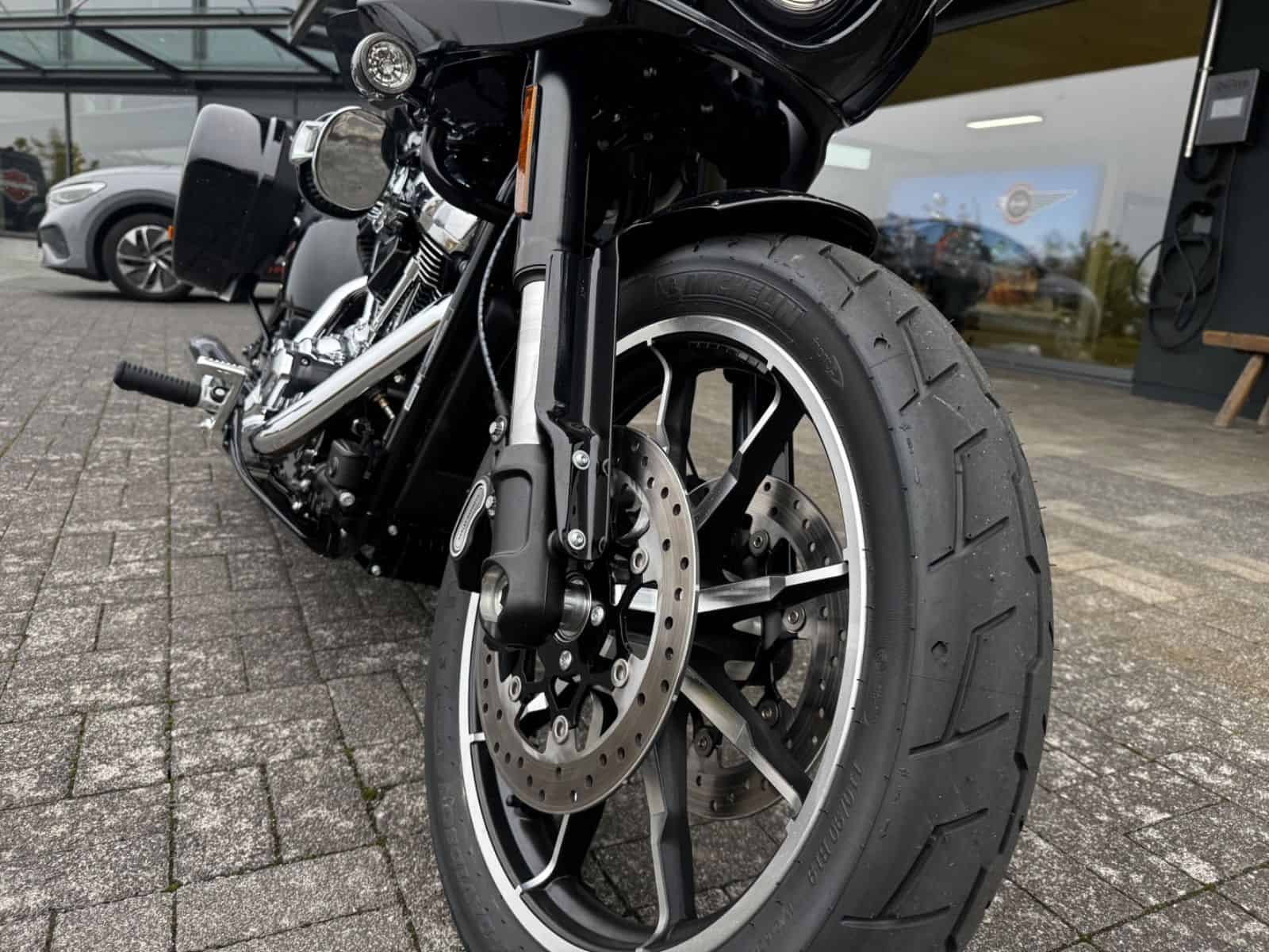 Harley-Davidson Motorrad mit schwarzem Design und großer Frontscheibe.