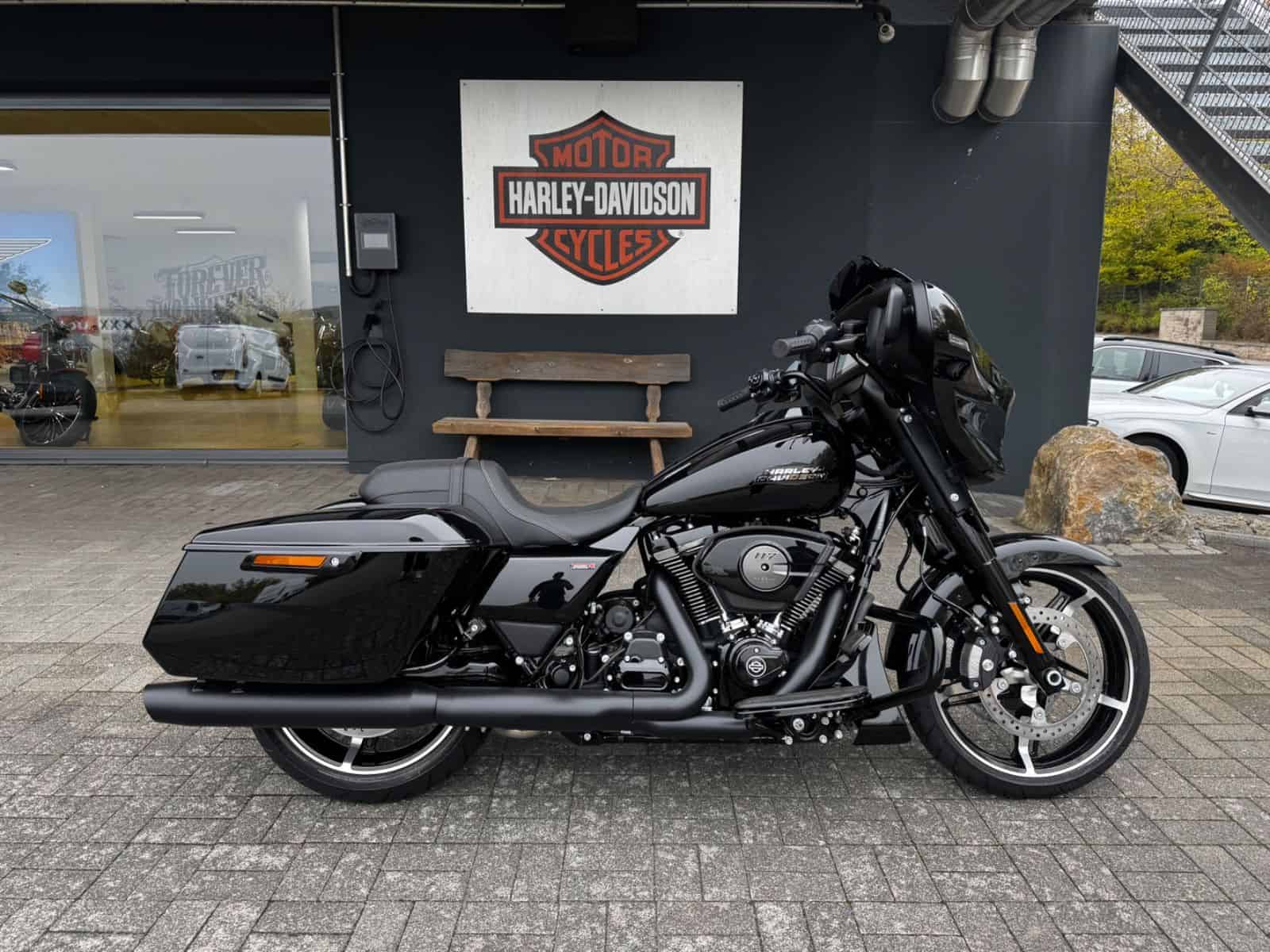 Harley-Davidson Touring-Motorrad vor Harley-Shop in Fulda.