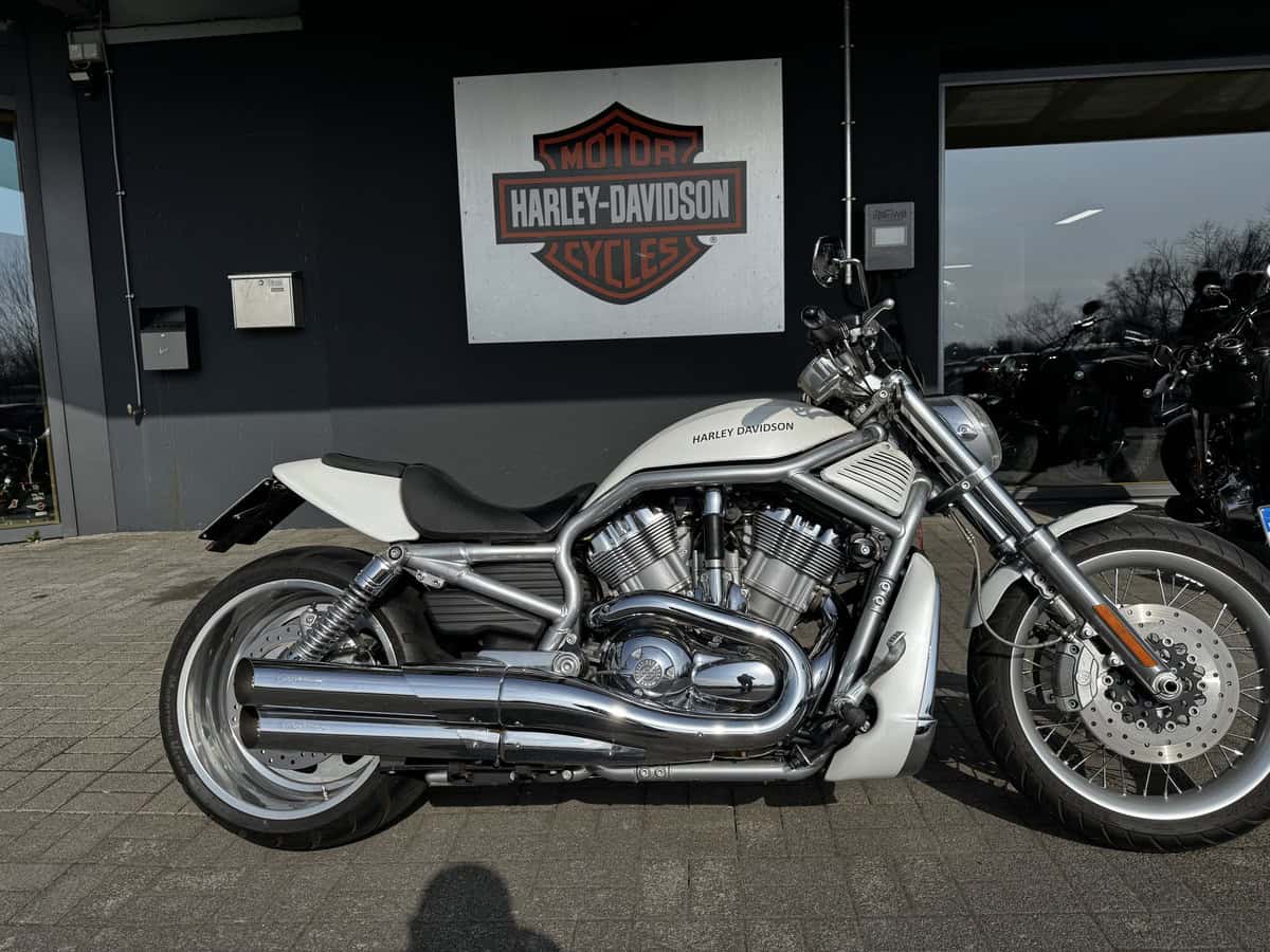 Harley-Davidson Motorrad vor H-D® YOUR BIKE HOUSE in Fulda.