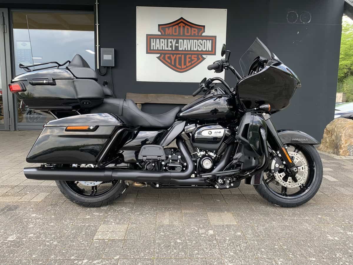 Harley-Davidson Touring Motorrad vor Harley-Shop in Fulda.