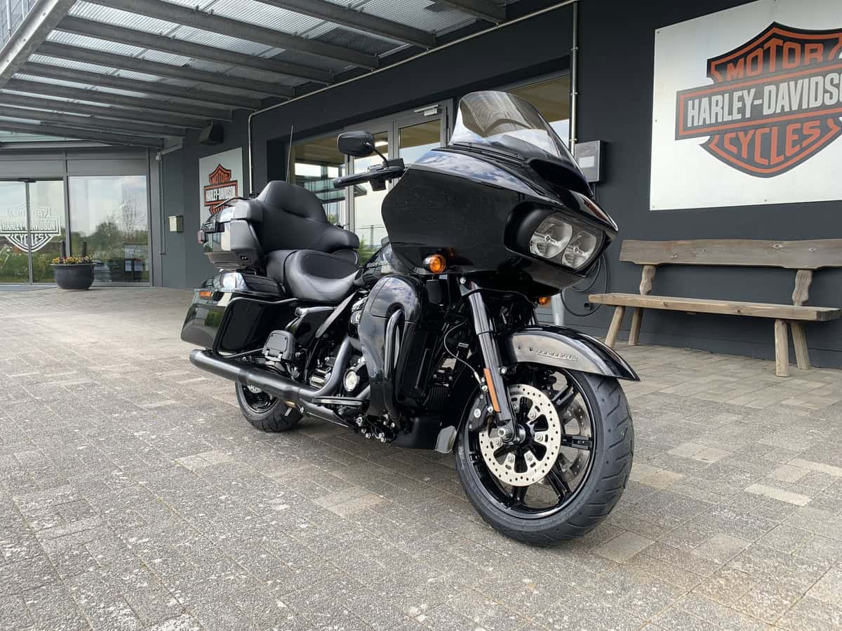 Harley-Davidson Touring-Motorrad vor Harley-Shop in Fulda.