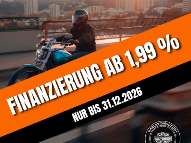Harley‑Davidson Motorrad auf Straße in Fulda mit Werbebanner.