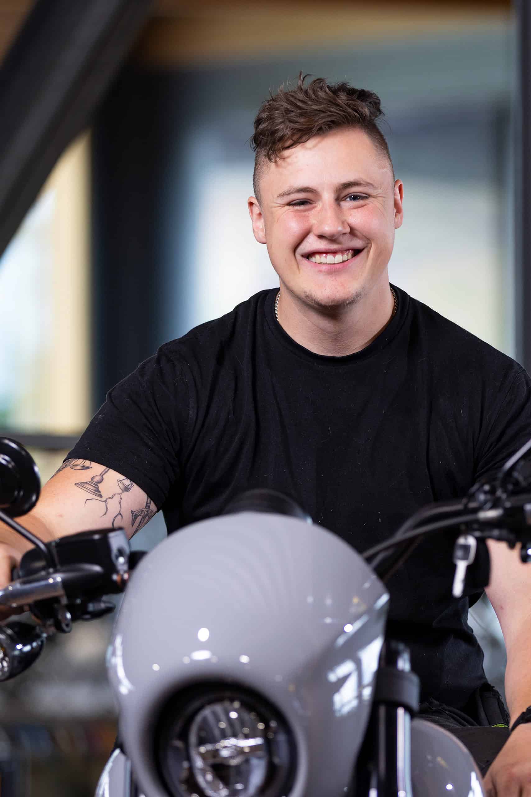 Junger Mann mit Harley-Davidson Motorrad in Fulda bei Your Bike House.