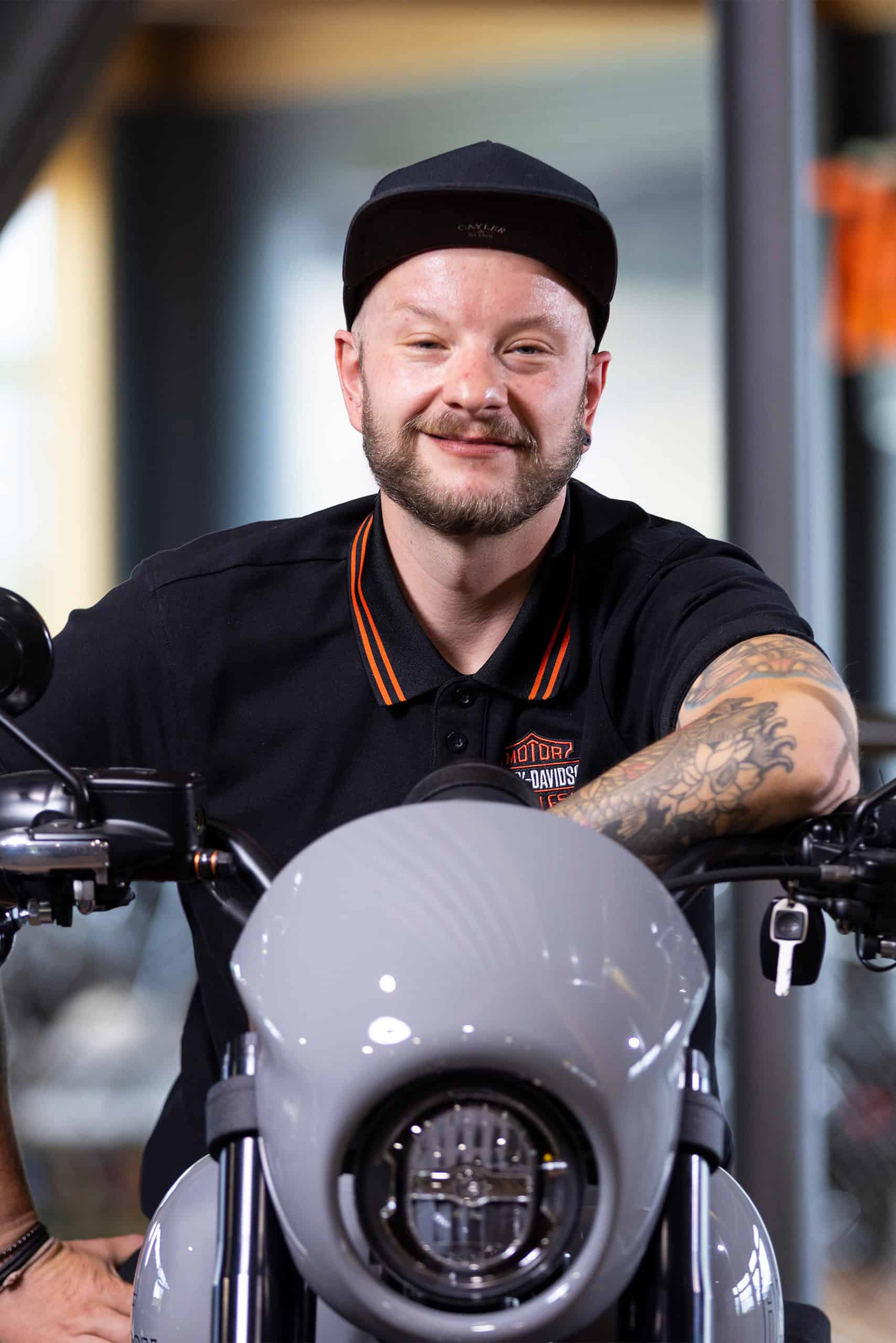 Verkäufer bei Harley-Davidson Händler in Fulda mit Motorrad.