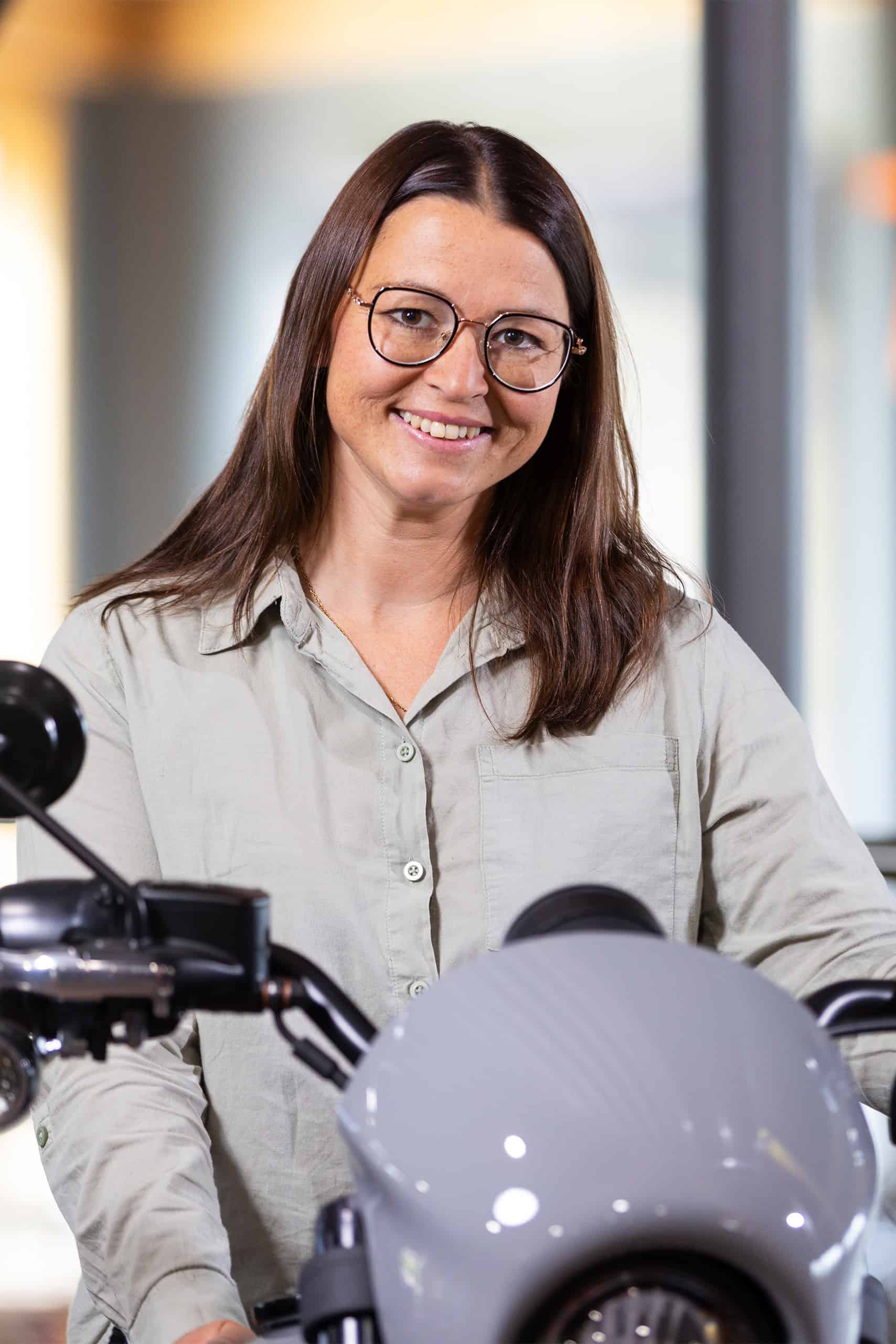 Frau mit Brille und Hemd bei Harley-Davidson Händler in Fulda.